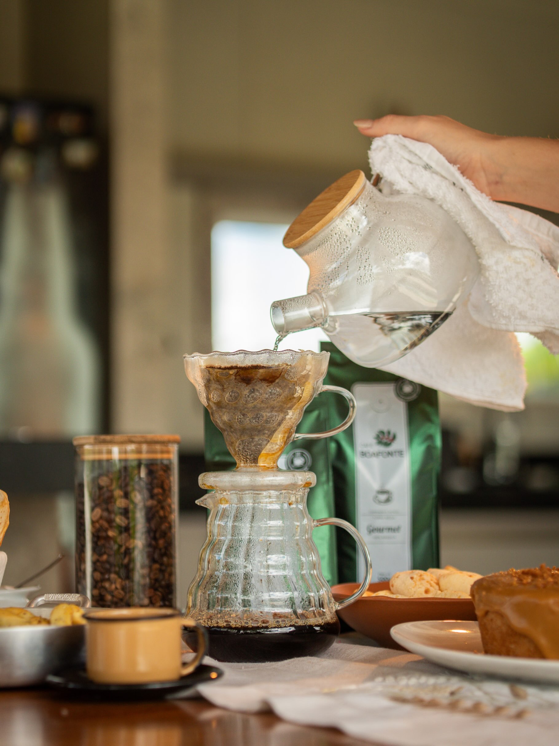 Café sendo coado na mesa com pacote BoaFonte Gourmet