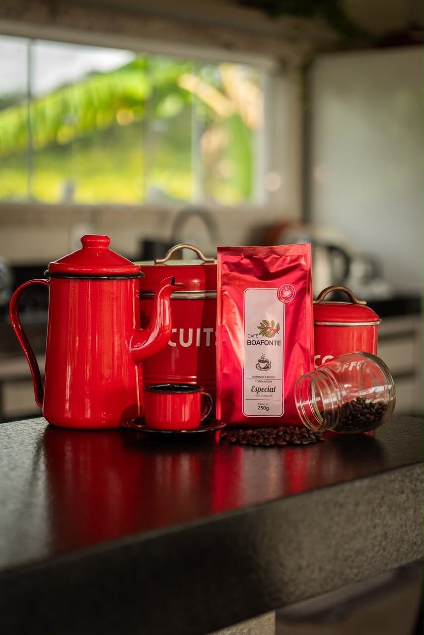 Café BoaFonte Especial com bule esmaltado vermelho na cozinha