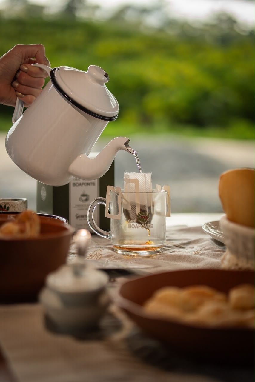 Drip Coffee BoaFonte sendo passado na xícara de vidro